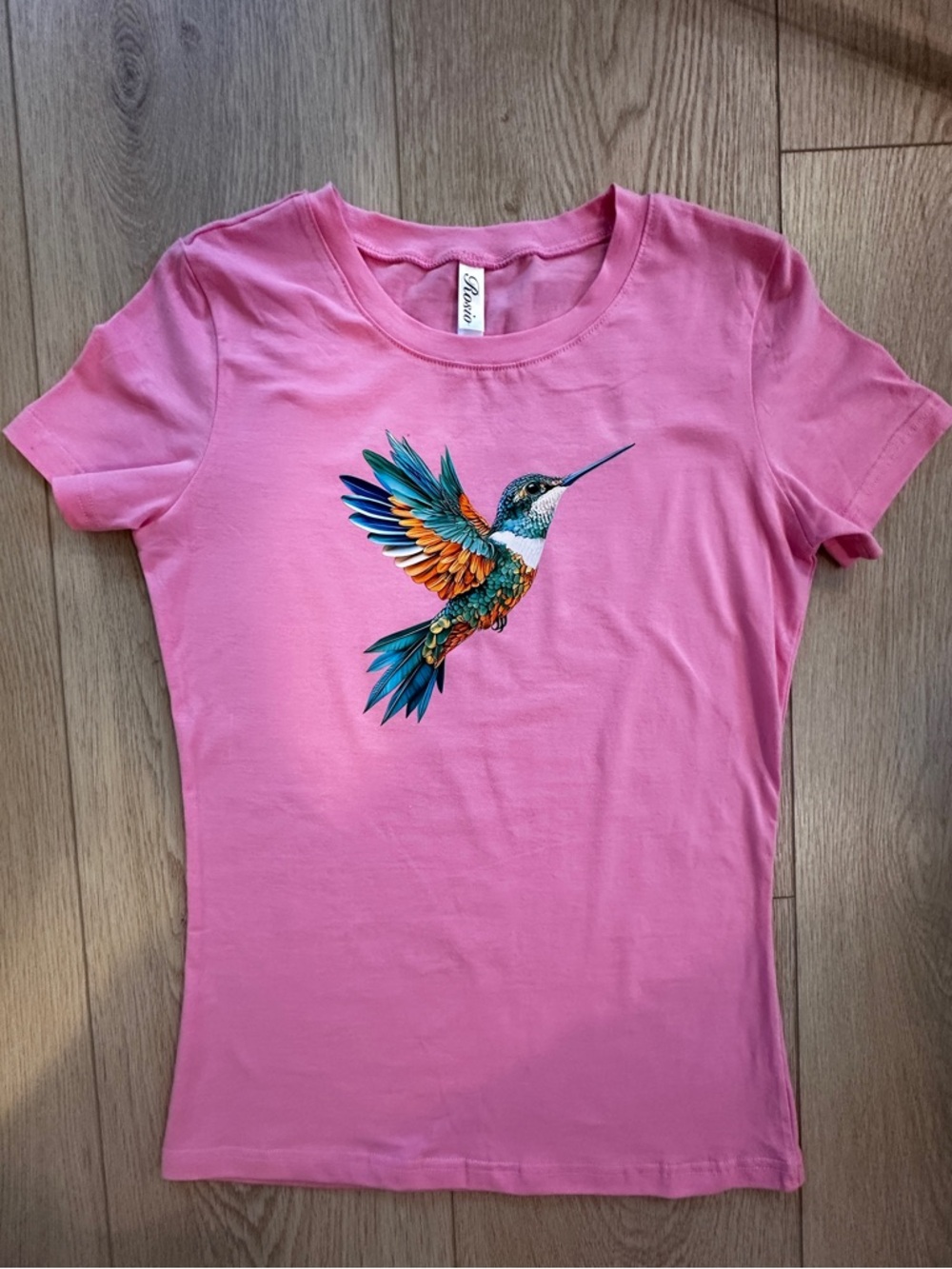 👌🏼🤩 NWT 💫 🌺 Pink Hummingbird Tee Stretchy & Small Fitted Soft Cotton Blend